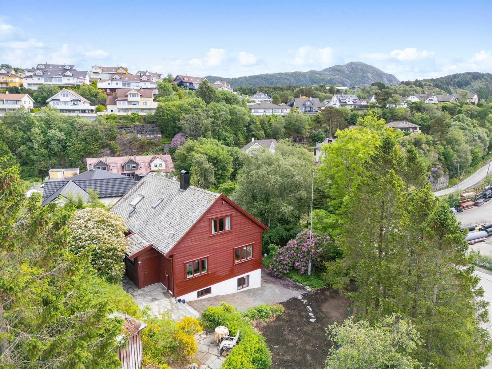 Her bor du i rolige og barnevennlige omgivelser kun 15 minutter fra Bergen sentrum, og kun få minutter fra Vestkanten kjøpesenter. Galleribilde