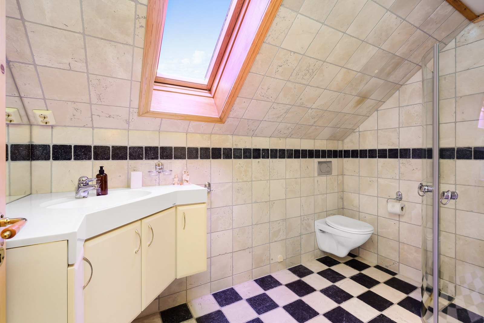 Badet på loftet er helfliset med gulvvarme. Galleribilde