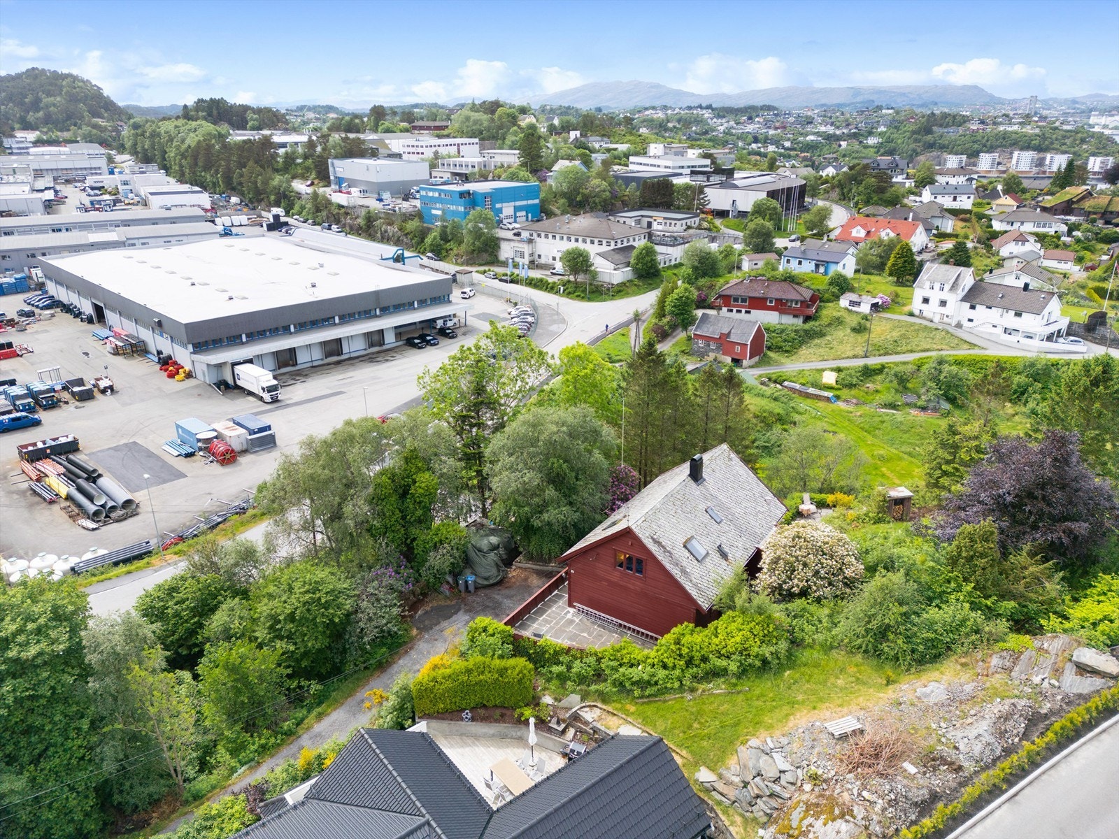 Området rundt består hovedsakelig av eneboliger og en del næringseiendommer. Galleribilde