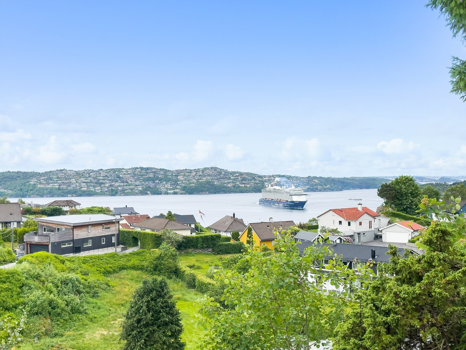 Praktfull sjøutsikt. Her har du full oversikt over innseilingen til Bergen. Galleribilde