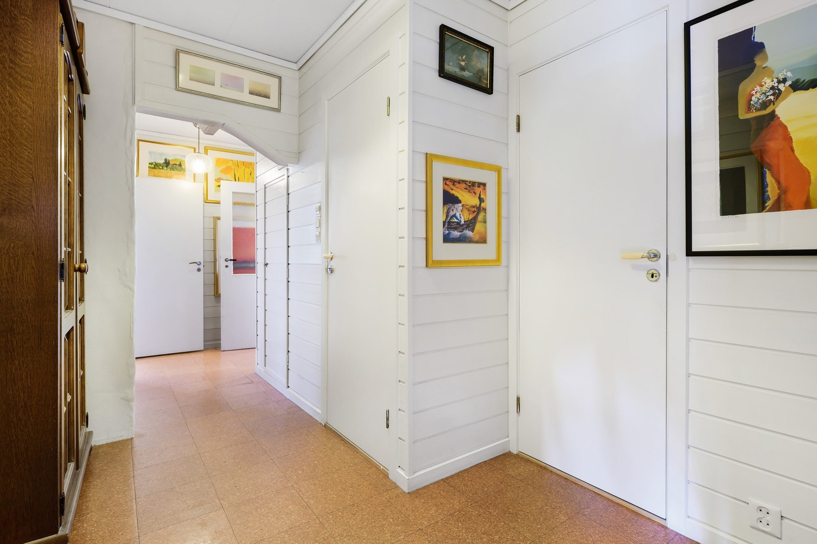 Dør fra entrèen ned til kjelleretasjen, samt til wc-rom Galleribilde