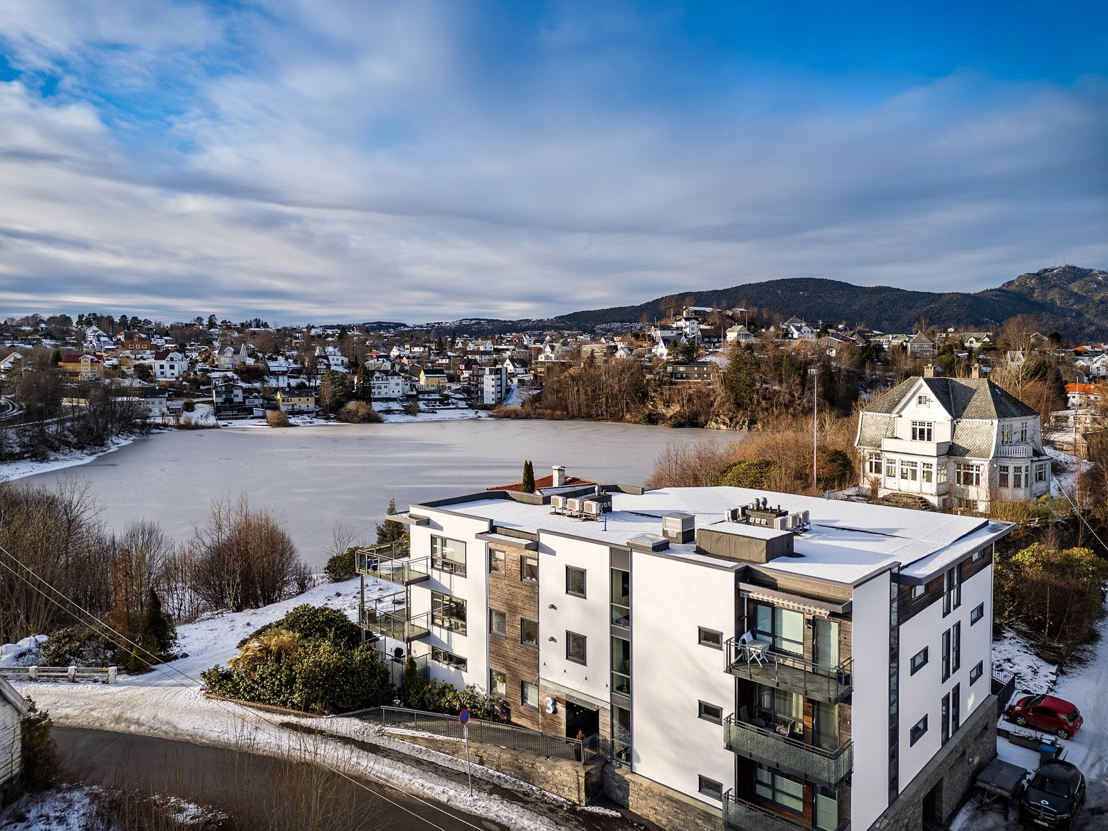Boligen har en sentral beliggenhet på Nesttun med flotte Lille Nesttunvannet ligger like ved. Galleribilde