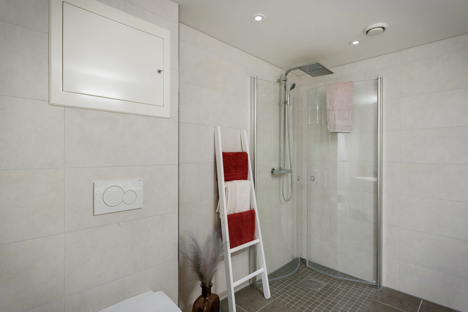 Badet er utstyrt med vegghengt toalett, foldedører i dusj og termostatstyrte varmekabler i gulvet. Galleribilde
