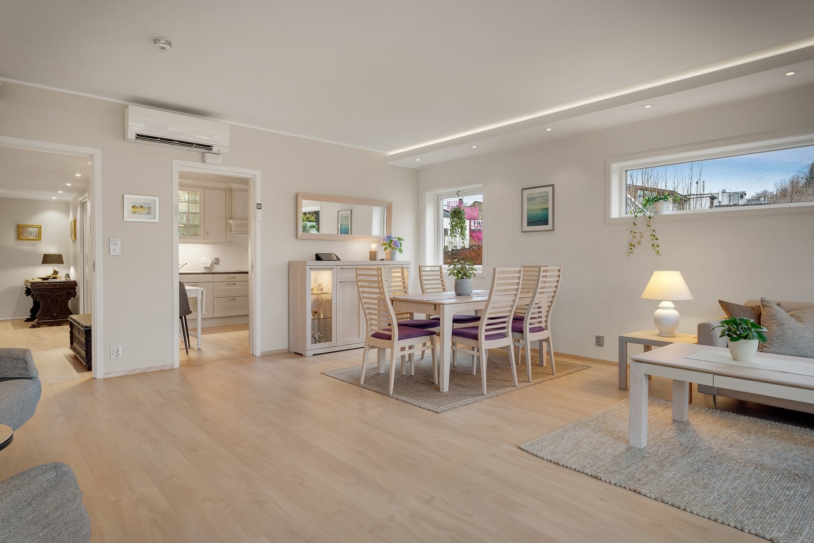 I stuen er det møbleringsfrihet, med god plass til spise- og sofagruppe. Galleribilde
