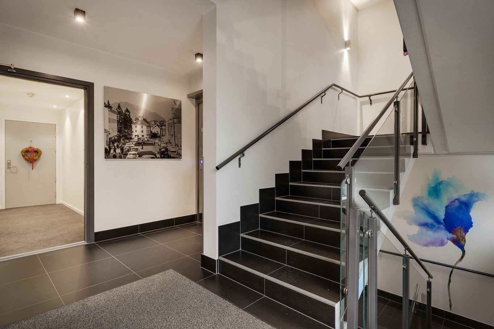 Velholdte fellesareale med flotte detaljer i tak og vegger. Galleribilde