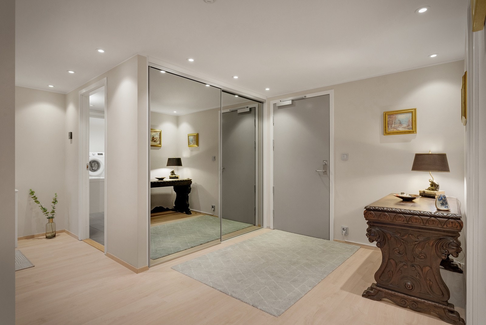 En lys og åpen hall ønsker deg velkommen inn i boligen. Galleribilde