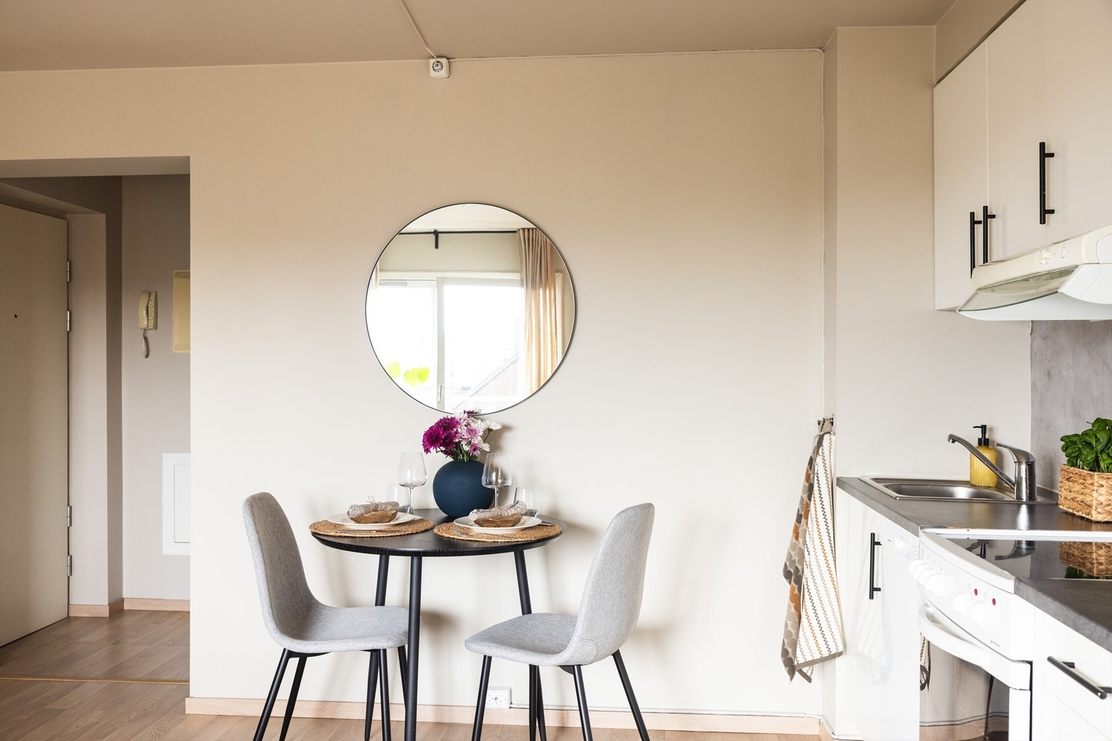 Det er god plass til å møblere med spisebord tilknytning til kjøkkenet. Galleribilde