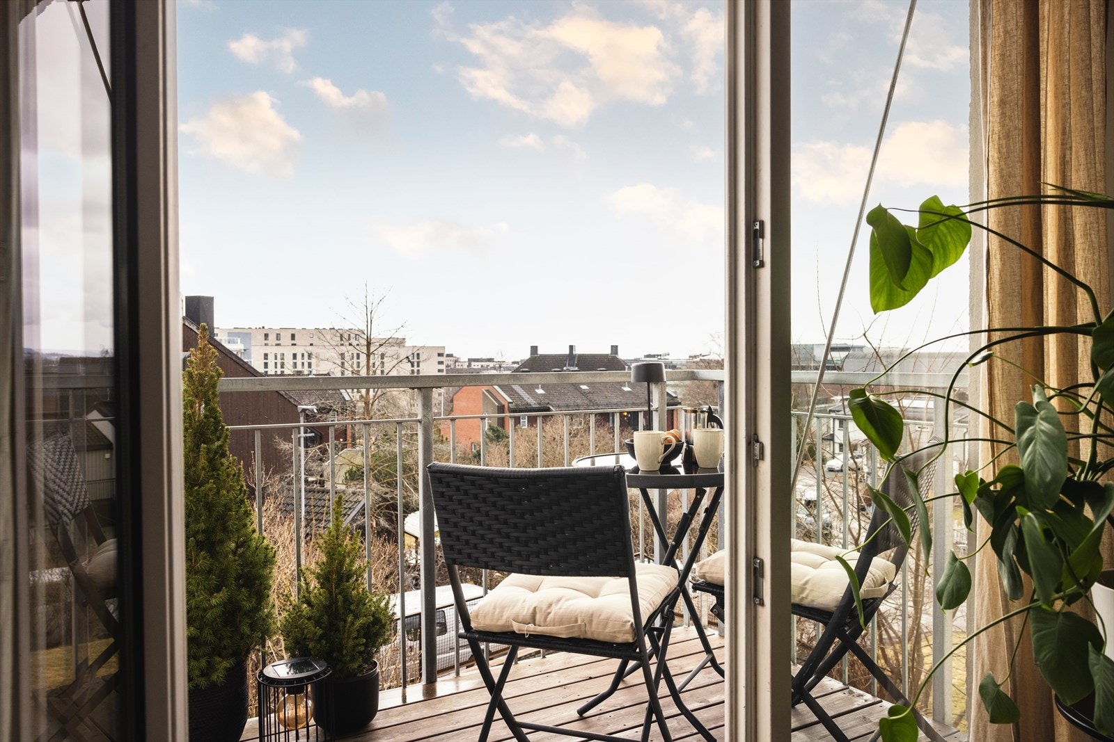 Balkongen er sydvendt med gode solforhold - selger opplyser om sol fra ca. kl. 08.00 til 20.00 på sommerstid. Her vil du trives! Galleribilde