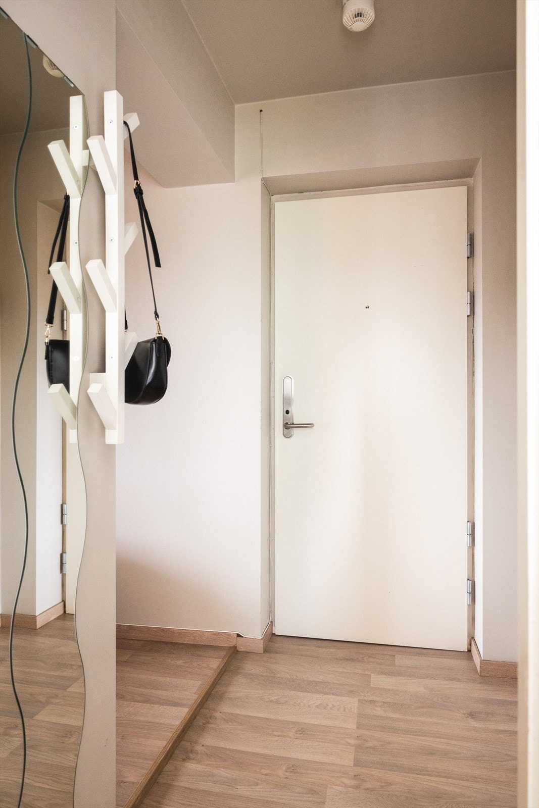 Leiligheten har en lys entré med plass til oppbevaring av yttertøy og sko. Velkommen inn! Galleribilde