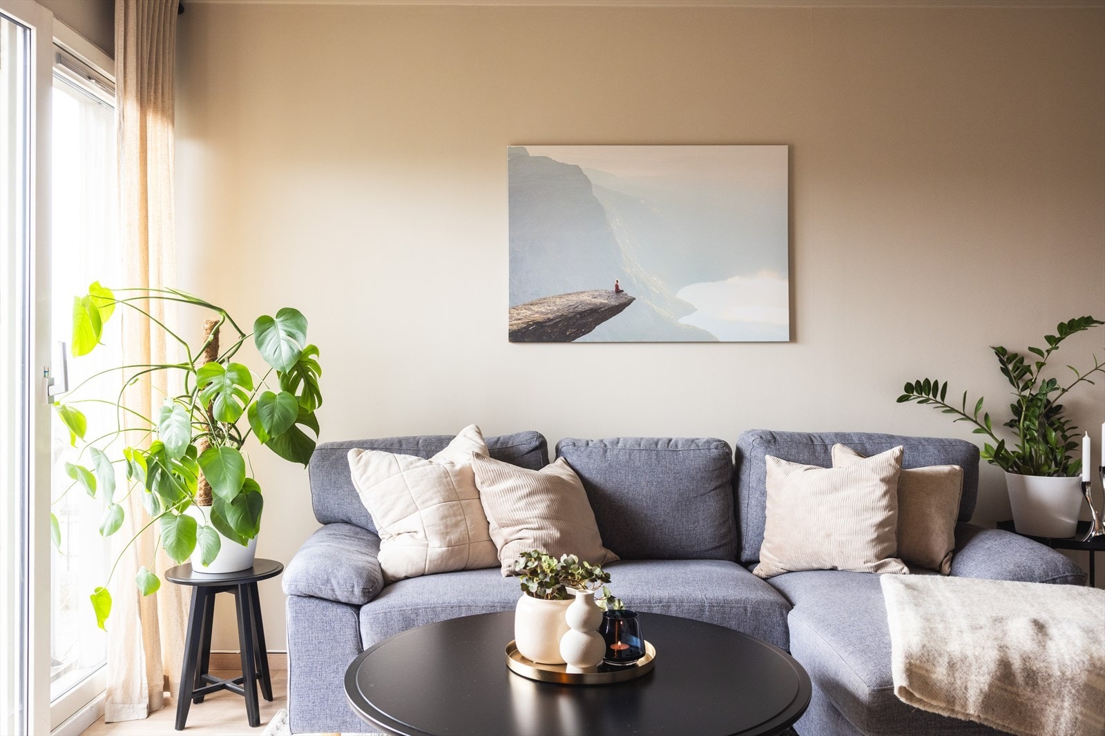 Planløsningen åpner opp for god plass til sofagruppe, TV-møbler og spisebord med tilhørende stoler. Galleribilde