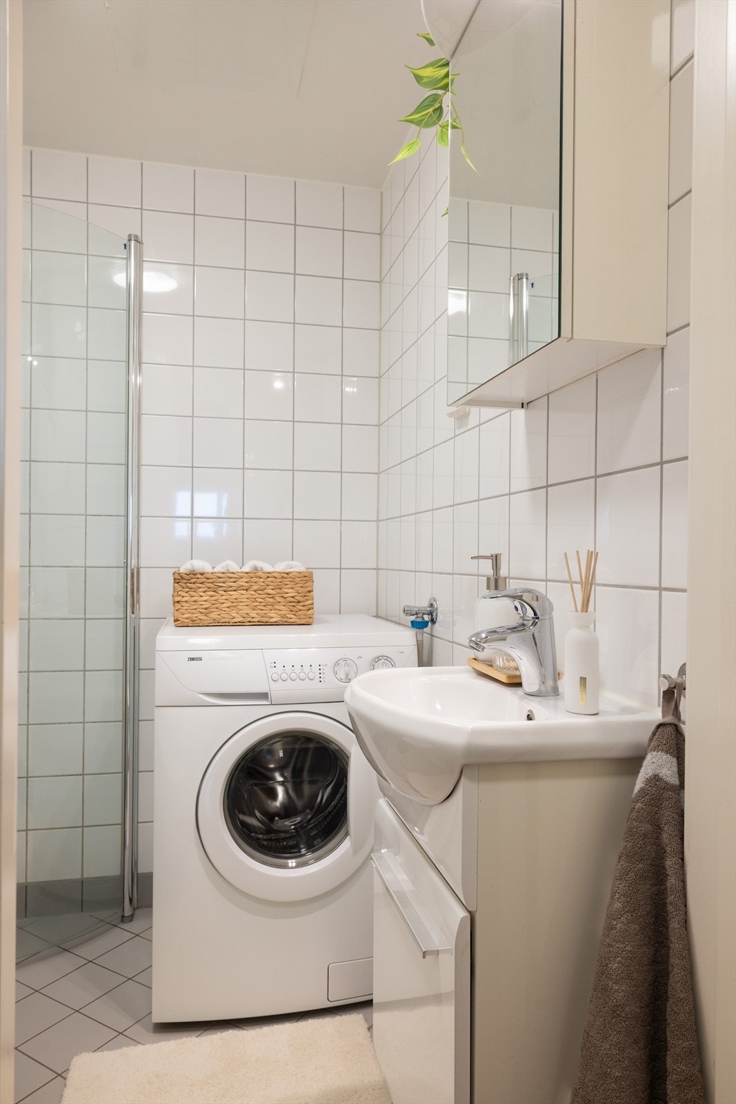 Pent og lyst flislagt baderom med elektrisk gulvvarme og opplegg for vaskemaskin - denne medfølger! Galleribilde