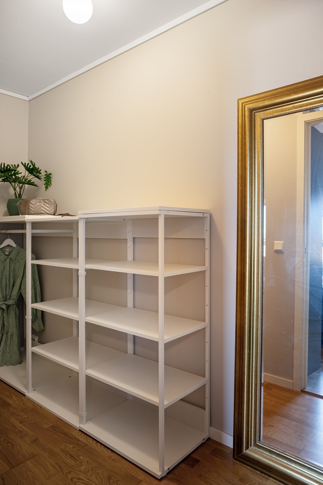 Walk-in eller bod i fobindelse med hovedsoverom. Galleribilde