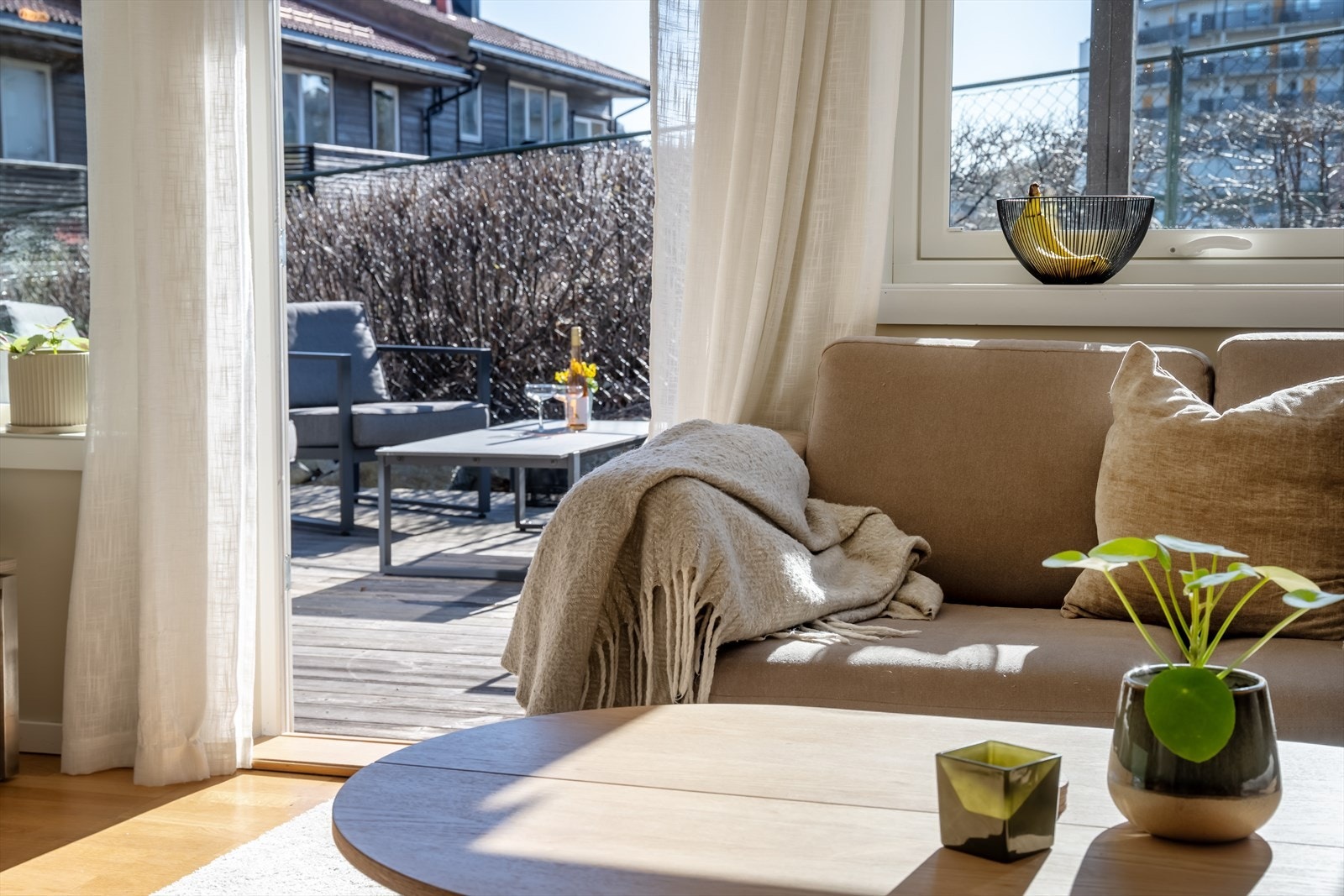 Inne og ute smelter sammen på fine sommerdager, takket være store vindusflater og direkte utgang til terrassen. Galleribilde