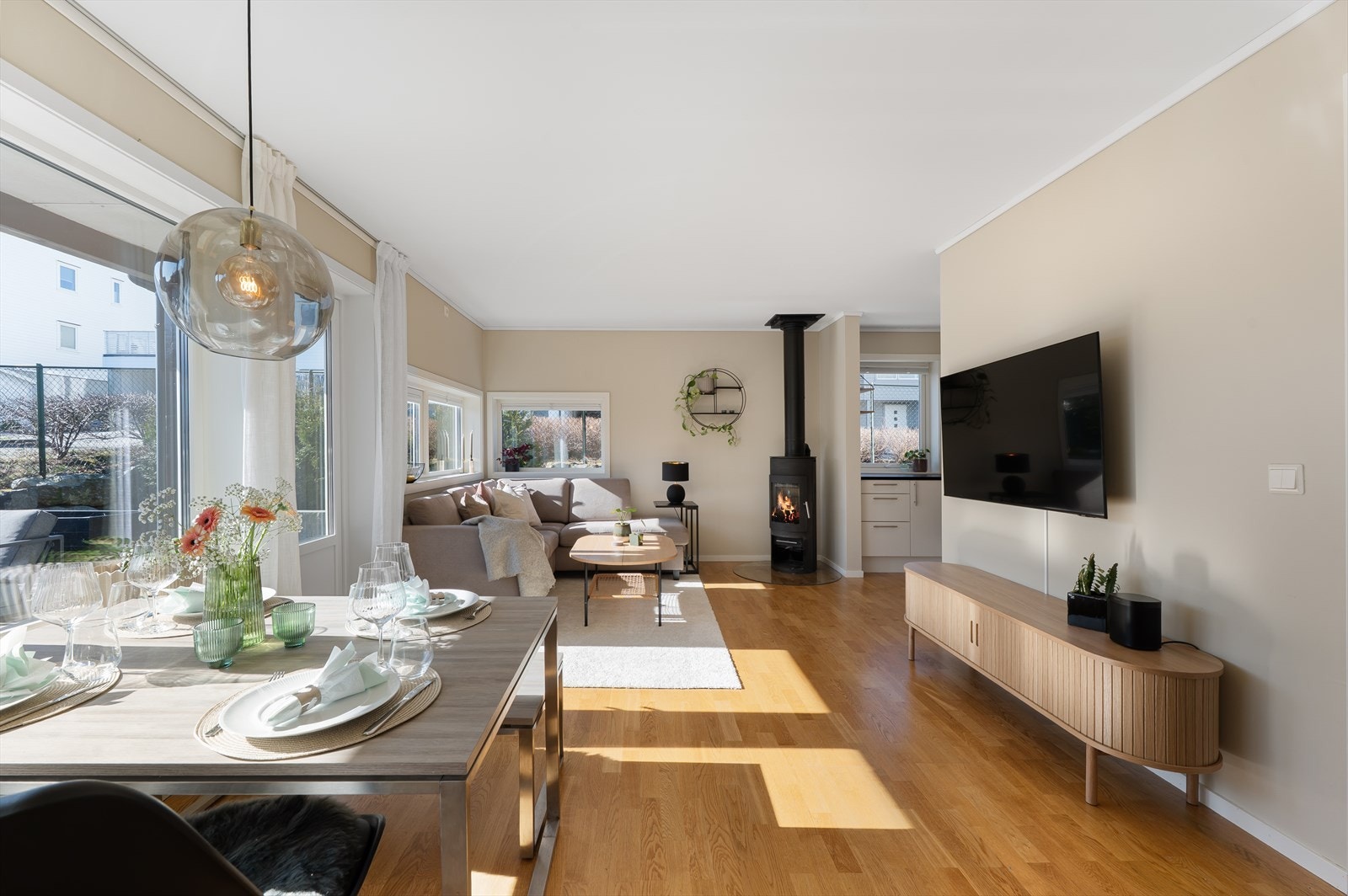 En romslig og innbydende stue med stilrene farger med plass til både spisebord og en koselig sofakrok - perfekt for hyggelige stunder med familie og venner. Galleribilde