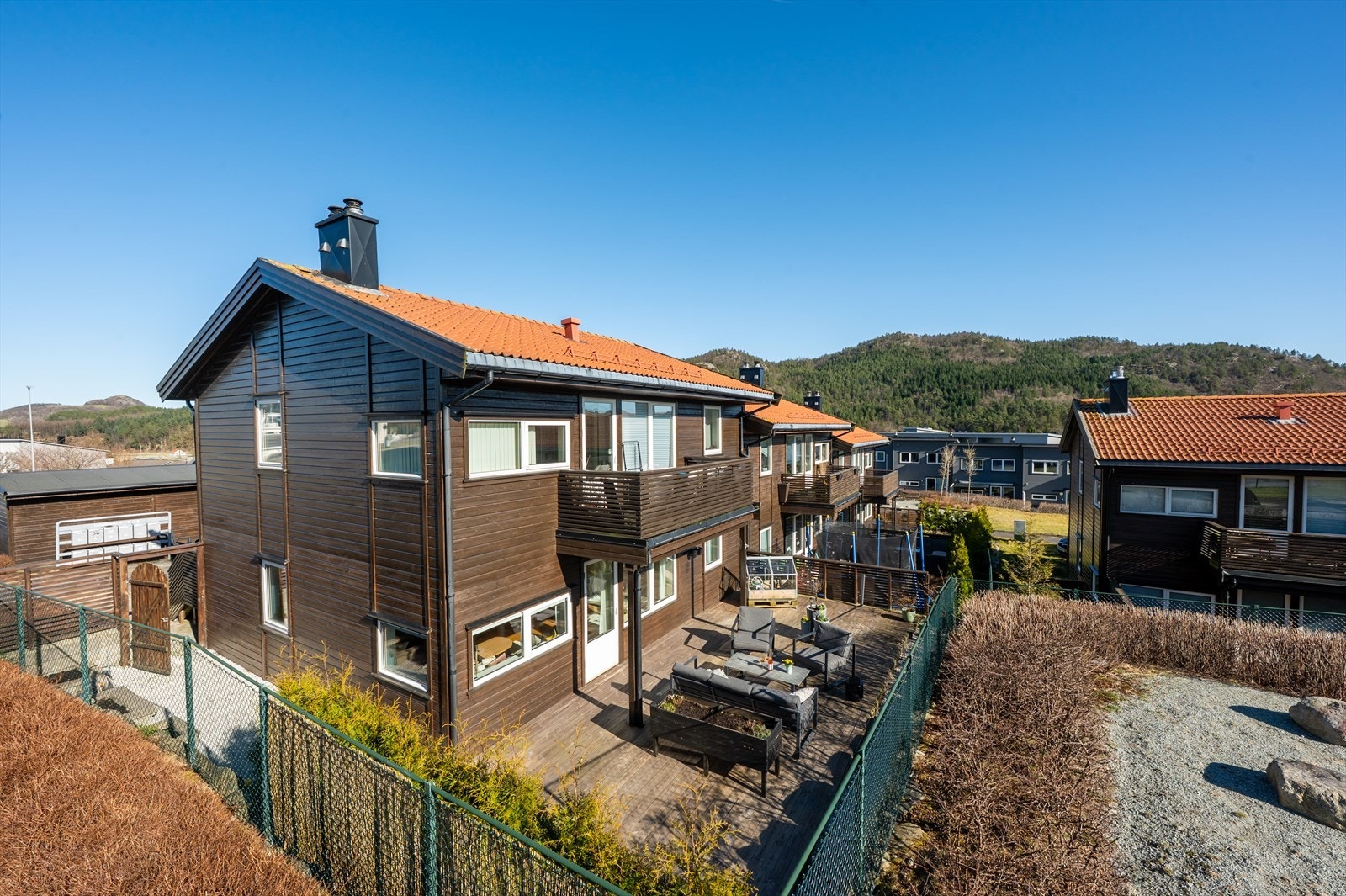 Sørvendt terrasse/platting på hele 42m² med meget gode solforhold, stor plass til venner og familie på besøk - perfekt for solrike dager. Galleribilde