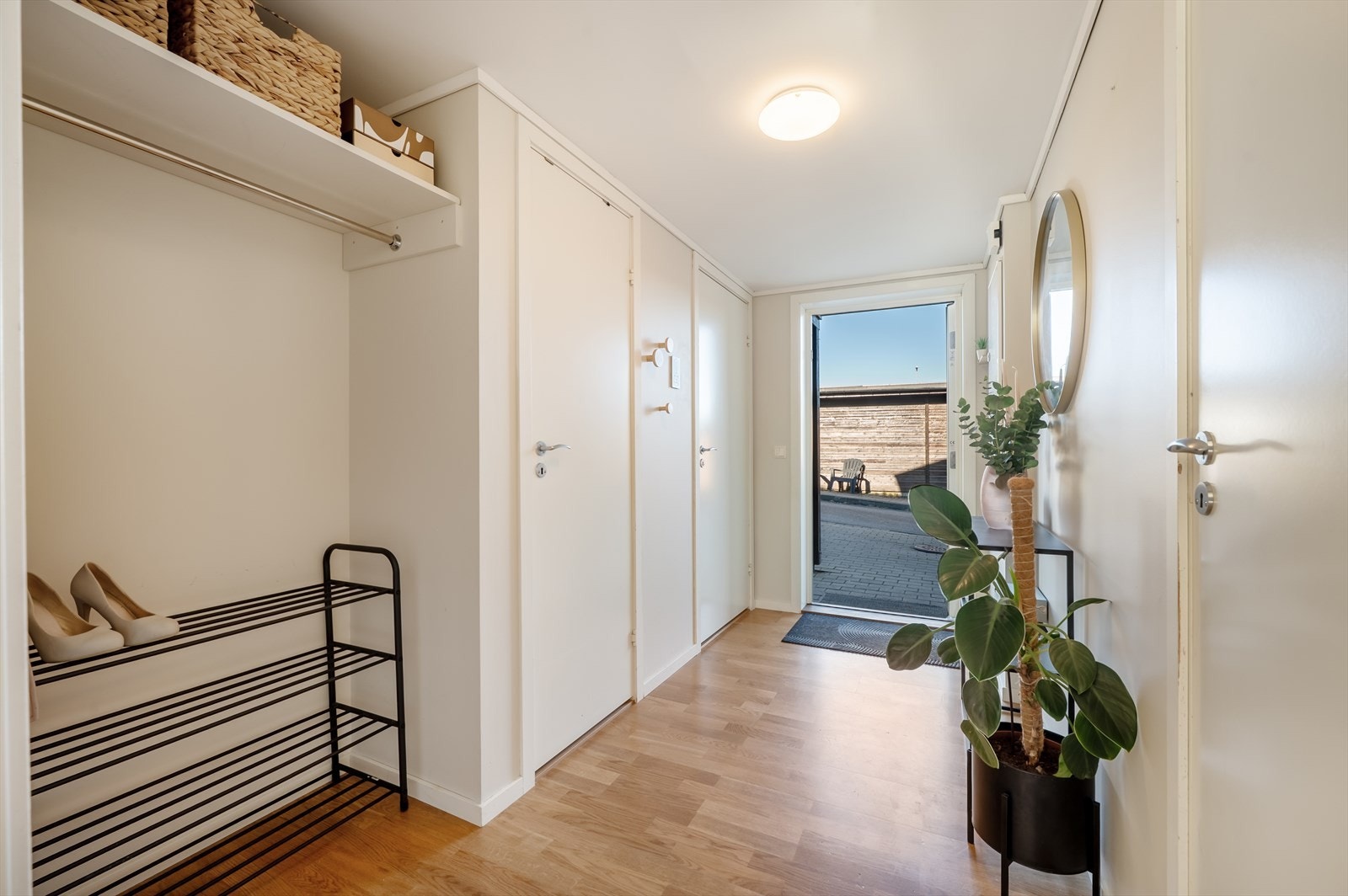 Velkommen inn! En åpen og lys gang med praktisk kott og garderobeløsning for jakker og sko. Galleribilde