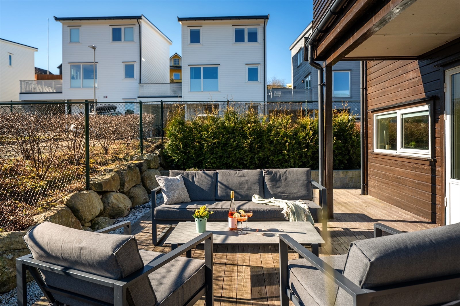Inviter venner eller familie til herlig terrassehygge - et perfekt sted for gode samtaler og solfylte dager. Galleribilde