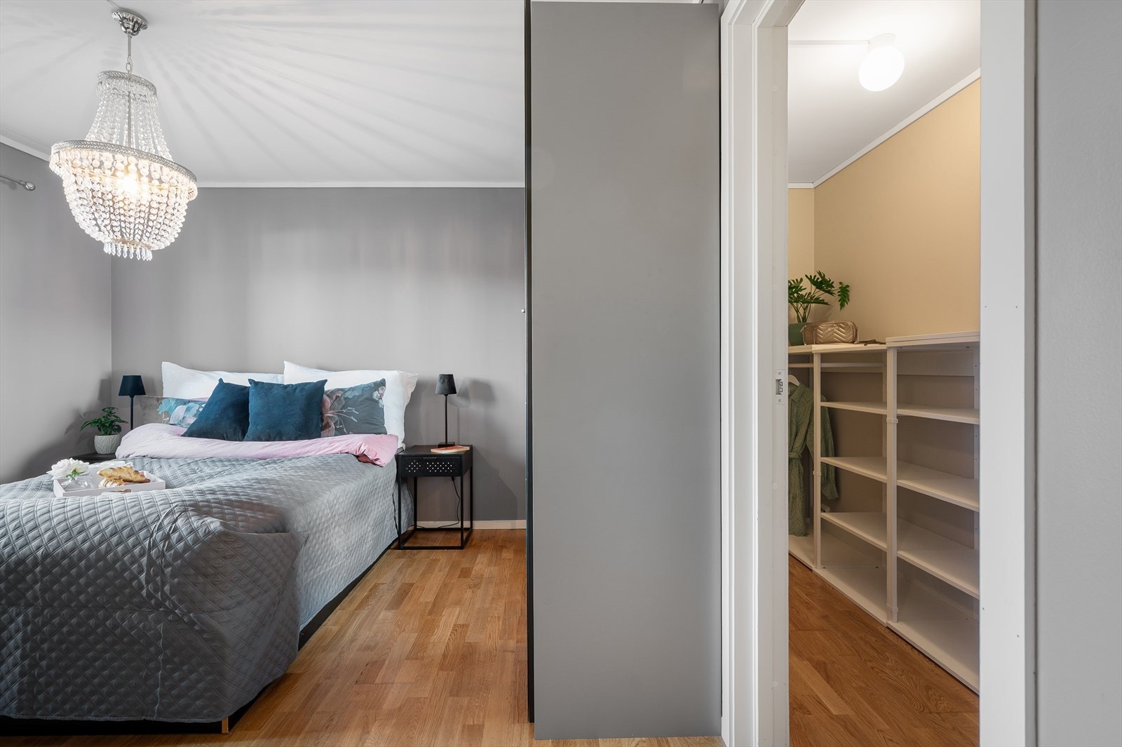 Hovedsoverommet tilbyr både et praktisk garderobeskap og en romslig walk-in, ideelt for god oppbevaring og orden. Galleribilde