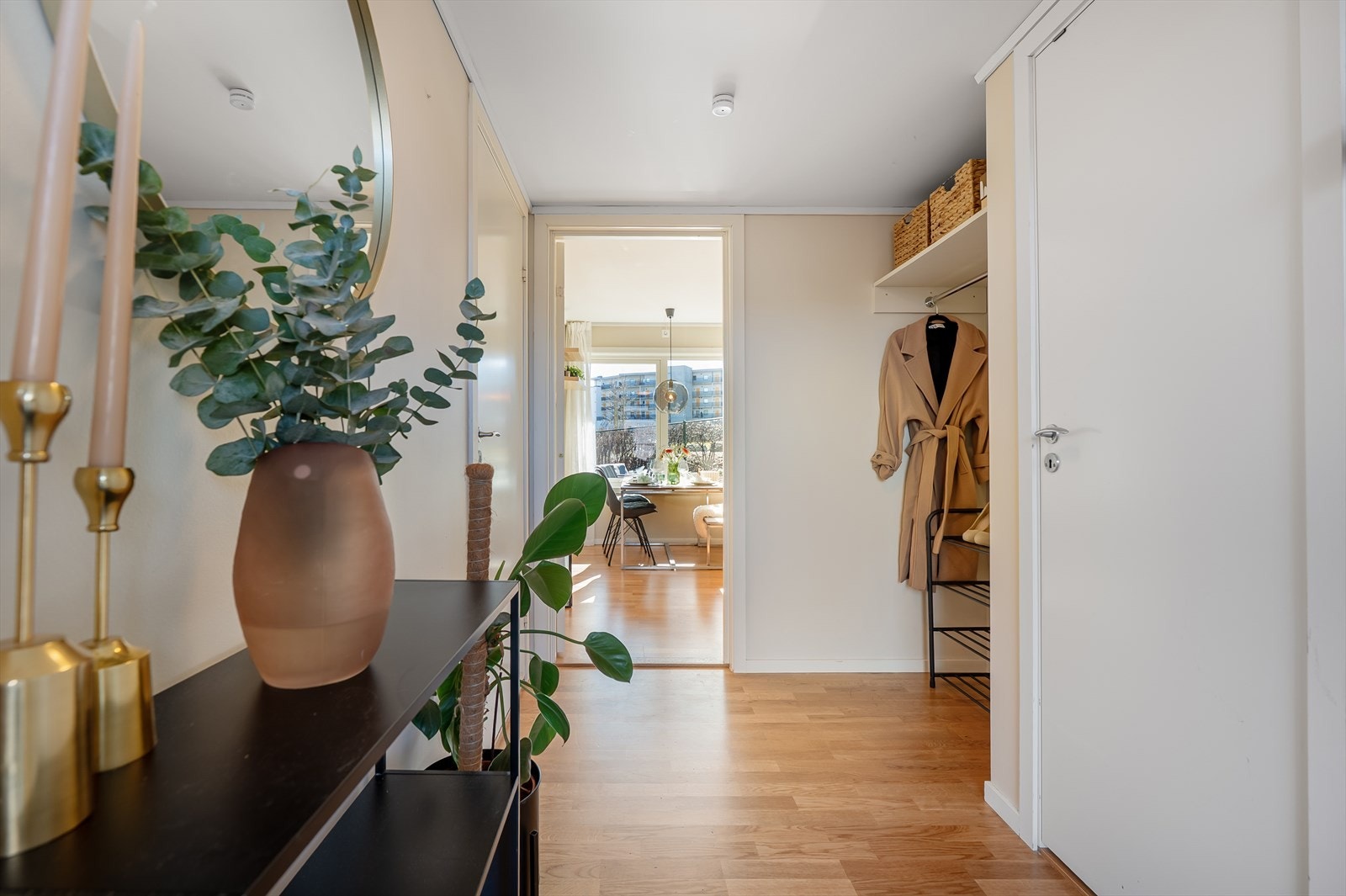 Fra gangen får du direkte tilgang til hovedsoverom, bad og stue. Galleribilde
