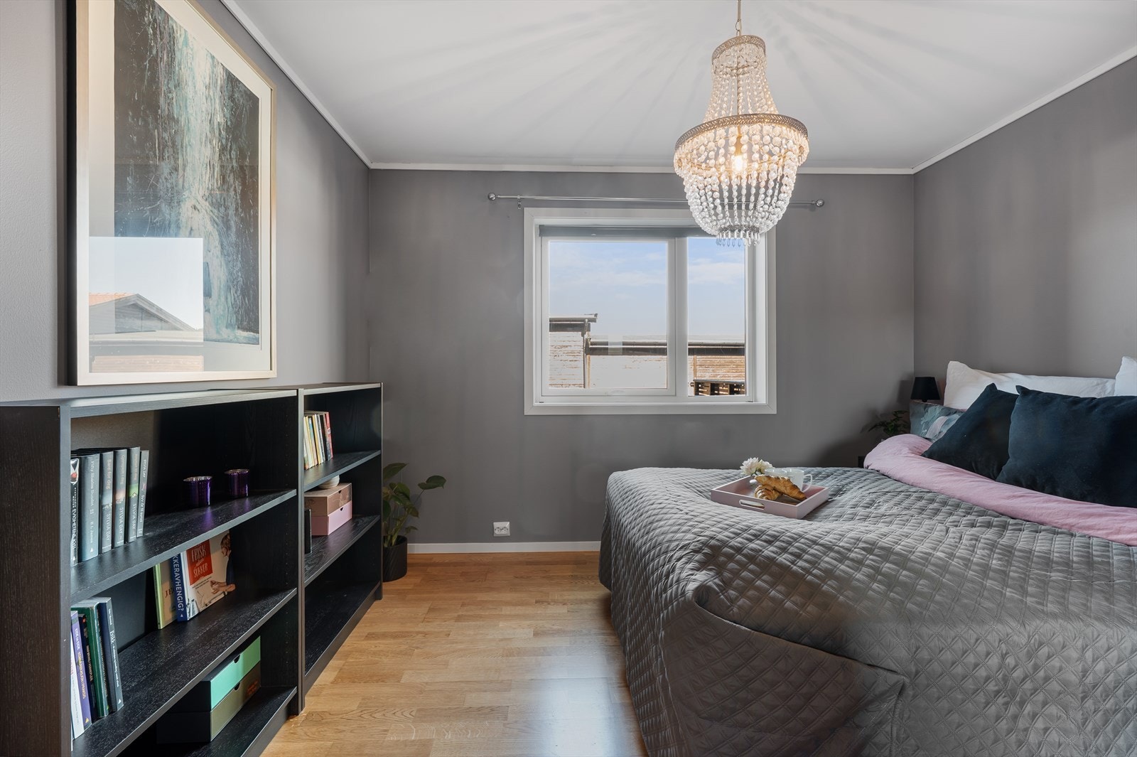 Hovedsoverommet byr på god plass, en smart garderobeløsning og en egen walk-in - perfekt for deg som ønsker både stil og funksjonalitet. Galleribilde