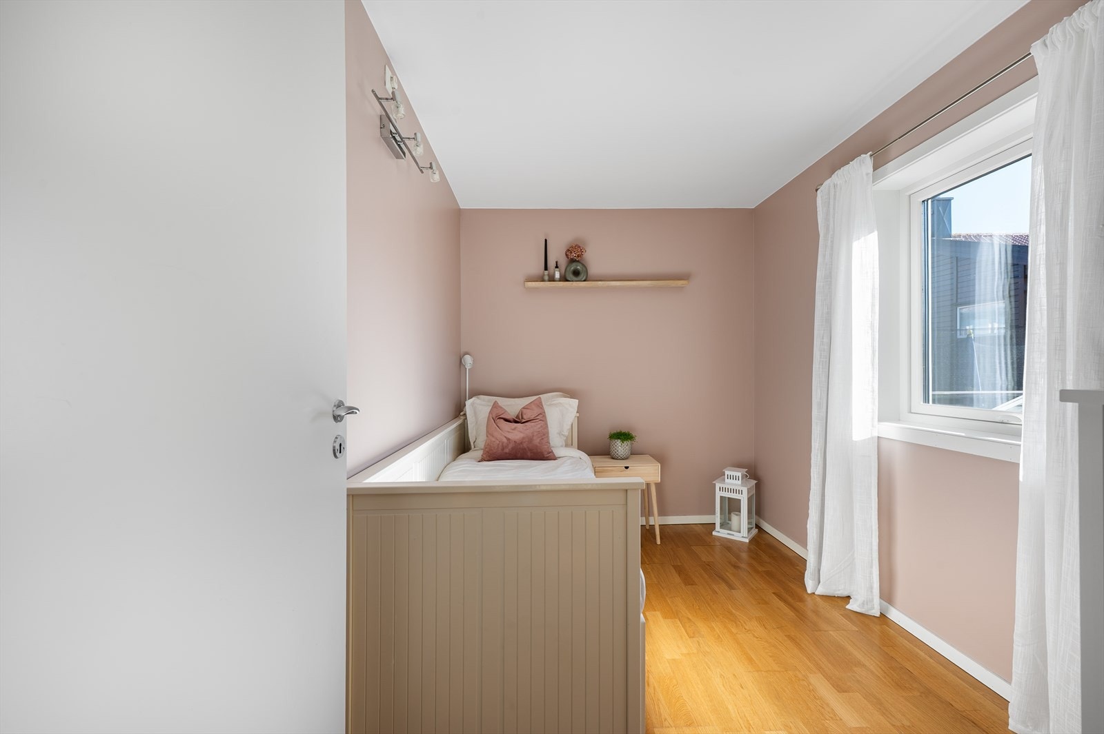 Soverom 2 er lett tilgjengelig fra stuen og har god plass til både seng og garderobeskap - en praktisk og romslig løsning. Galleribilde