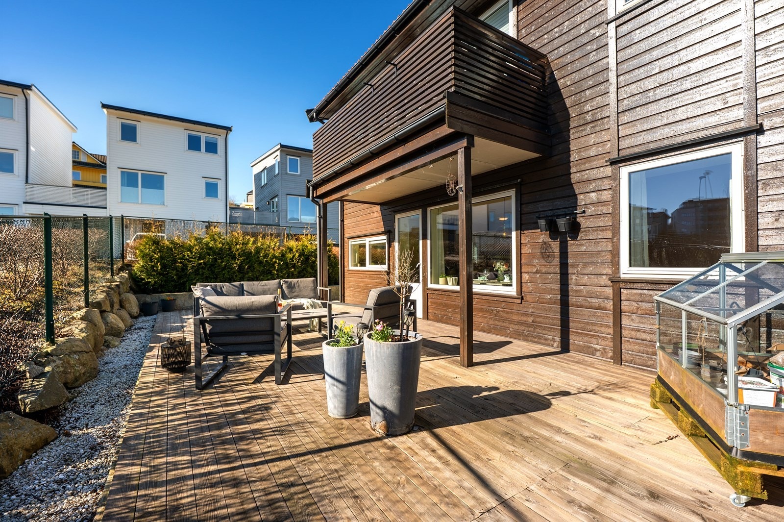 Stor, solrik terrasse - perfekt for å nyte varme dager og deilige kvelder ute. Galleribilde
