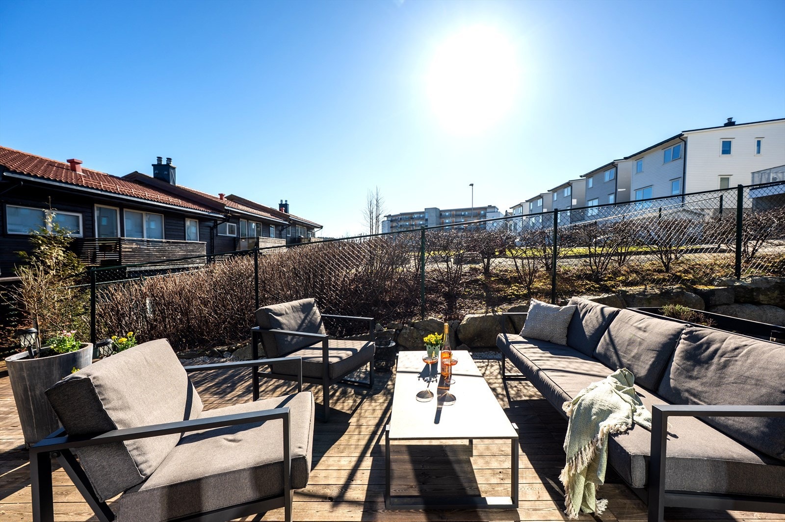 Stor, solrik terrasse - her kan man nyte late dager! Galleribilde