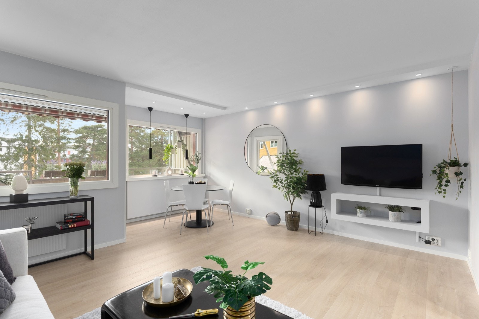 Her er det god plass til både sittegruppe og spisebord. Stuen har naturlige soner som gjør det enkelt å møblere. Galleribilde