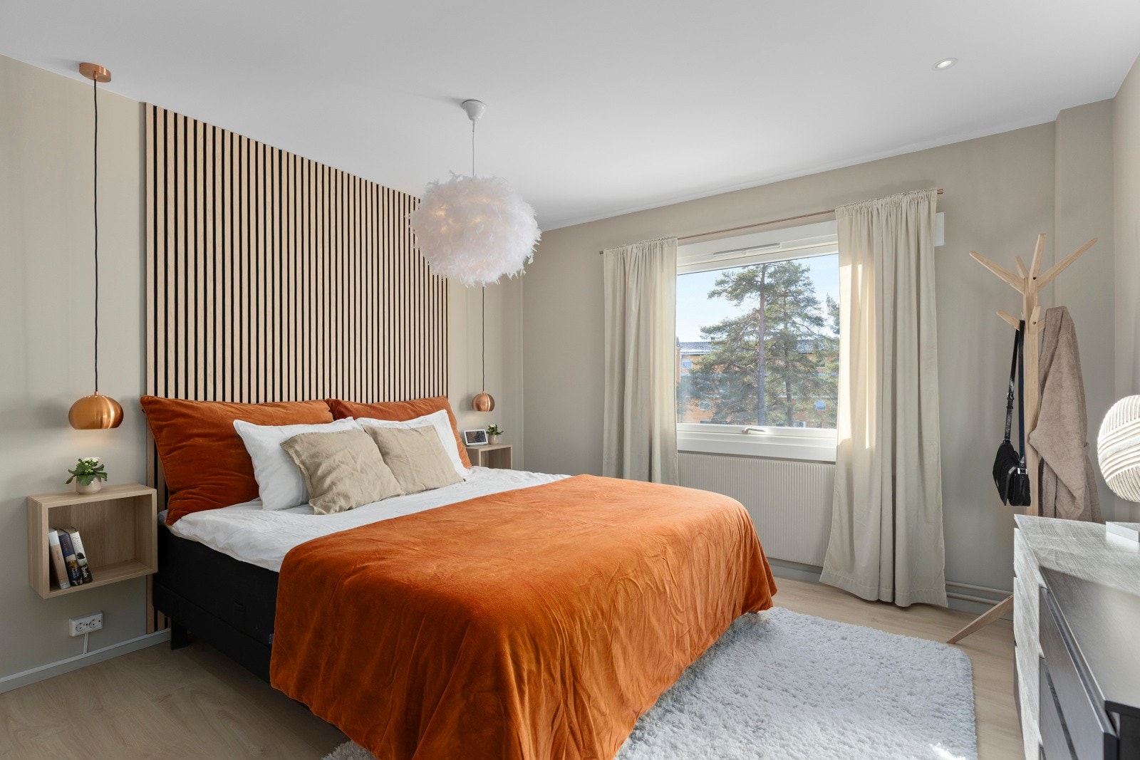 Boligen har to romslige soverom. Hovedsoverommet er malt i en lys beige farge med moderne spiler på veggen. Galleribilde