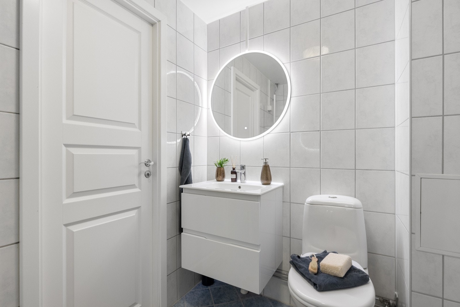 Lyst flislagt bad rehabilitert i regi av borettslaget med varme i gulv og opplegg til vaskemaskin. Vask fra 2024. Galleribilde