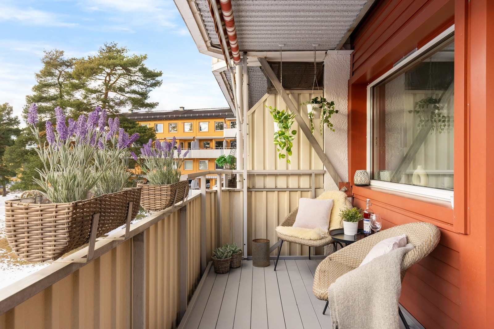 Balkongen er utstyrt med elektrisk markise, strømuttak og utebelysning. Galleribilde