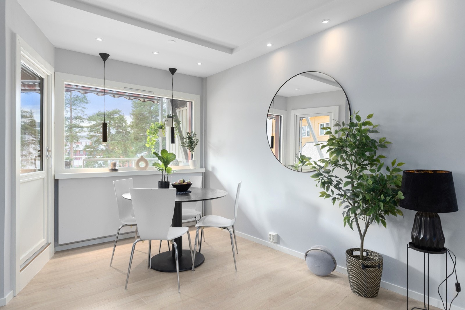 Stuen er malt i en lys og behagelig farge. Hele leiligheten har fått nytt gulv i 2025. Galleribilde