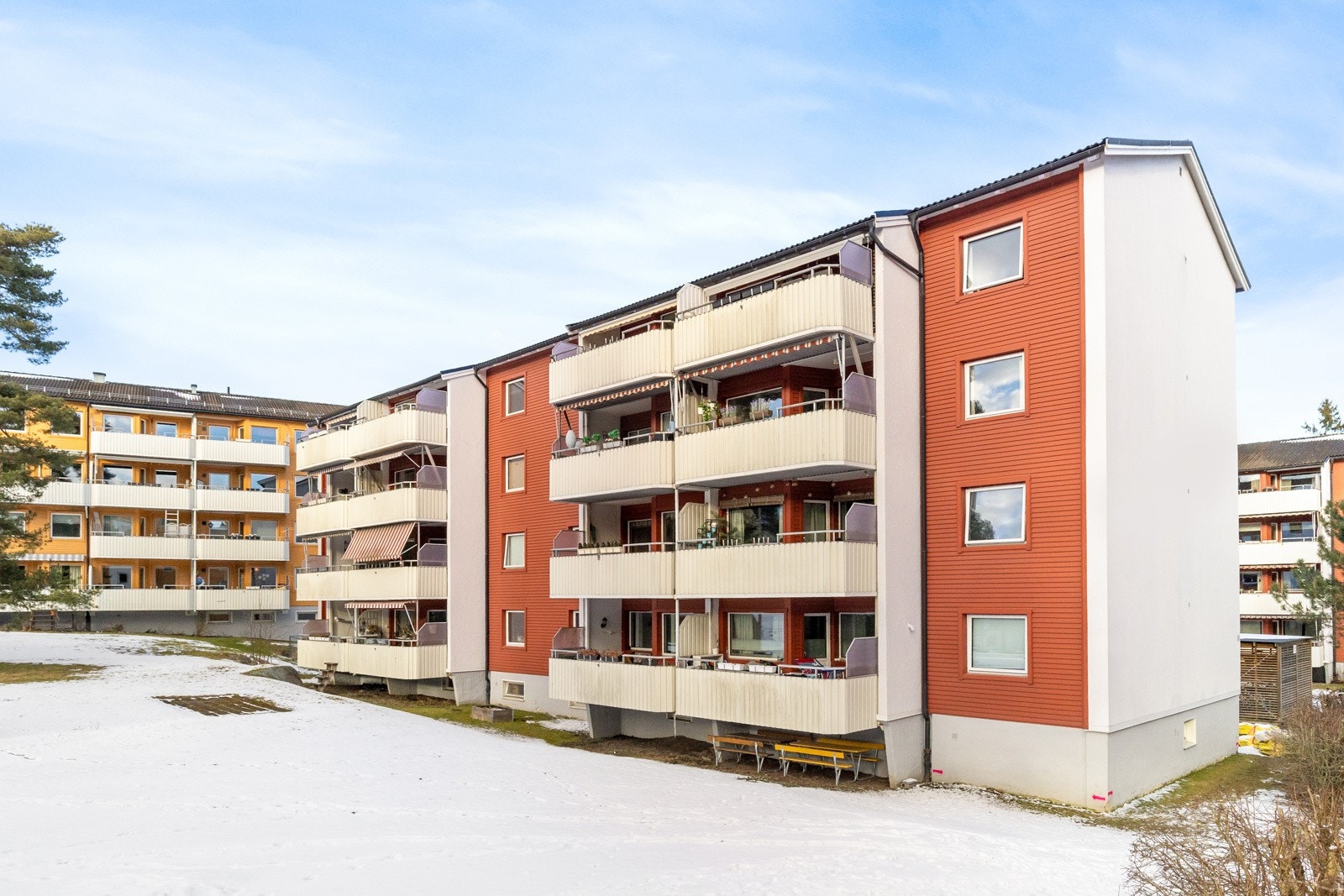 Leiligheten har en meget god intern beliggenhet i 3 etasje. Her bor du med kort avstand til dagligvarebutikk, busstopp, skoler og barnehager - alt du trenger er rett rundt hjørnet. Galleribilde
