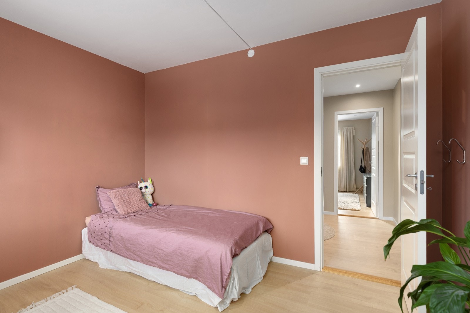 Boligens andre soverom er også av god størrelse og er malt i en behagelig og tidsriktig farge. Galleribilde