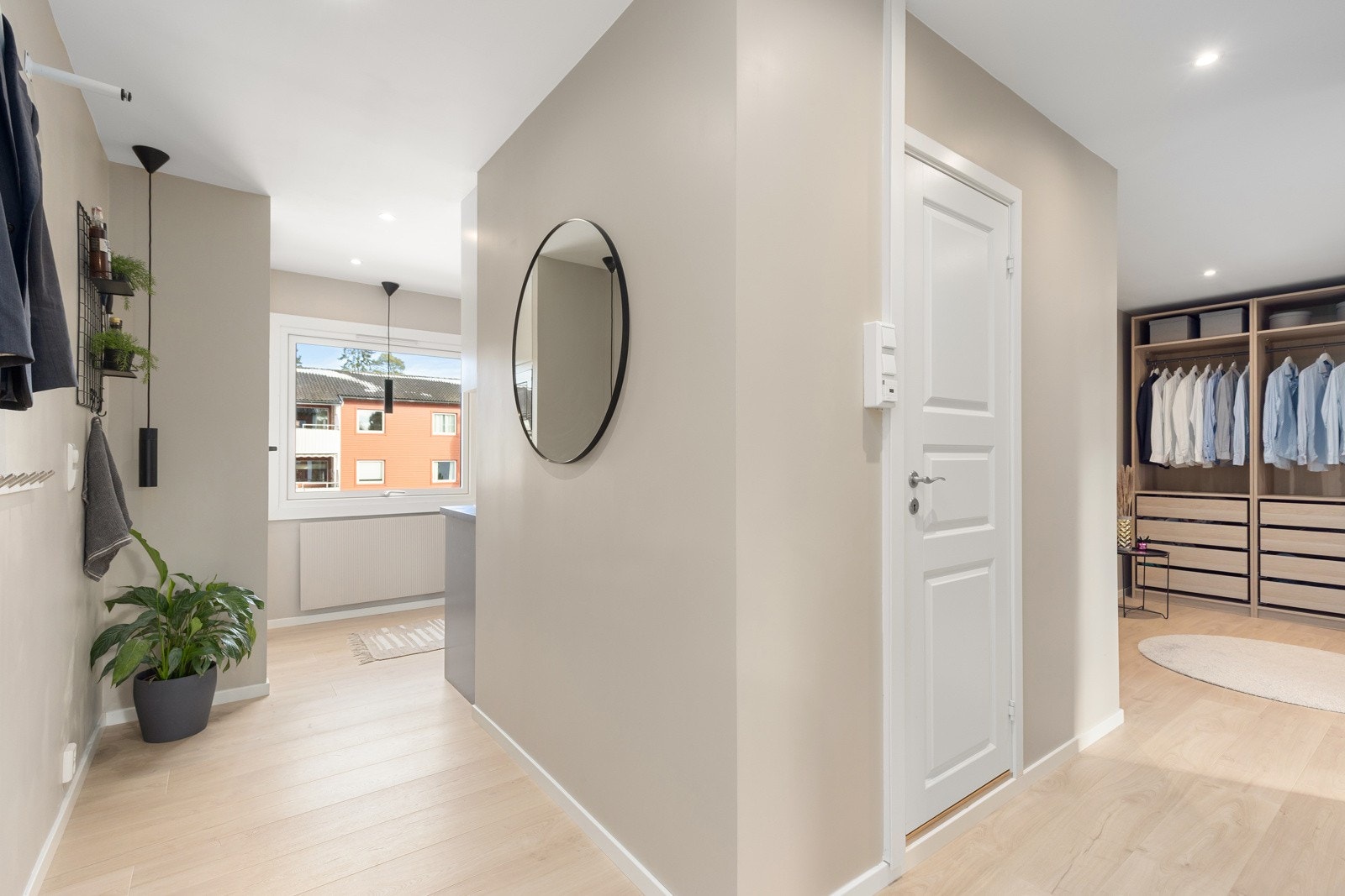 Hyggelig og innbydende entre med plass til å henge fra seg yttertøy og sette fra seg sko. Senket tak i gang med spotter. Galleribilde