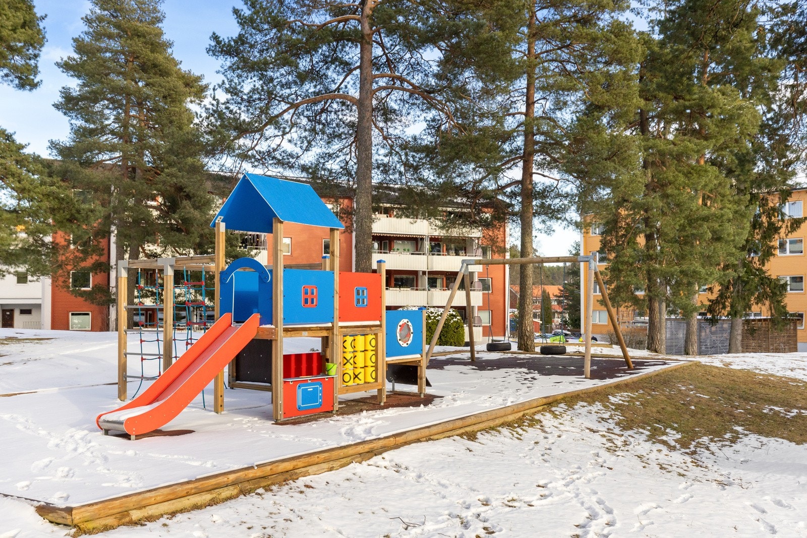 Meget barnevennlig beliggenhet med kun 5 minutters gange til barne og ungdomsskole. Det er også kort vei til flere barnehager. Galleribilde