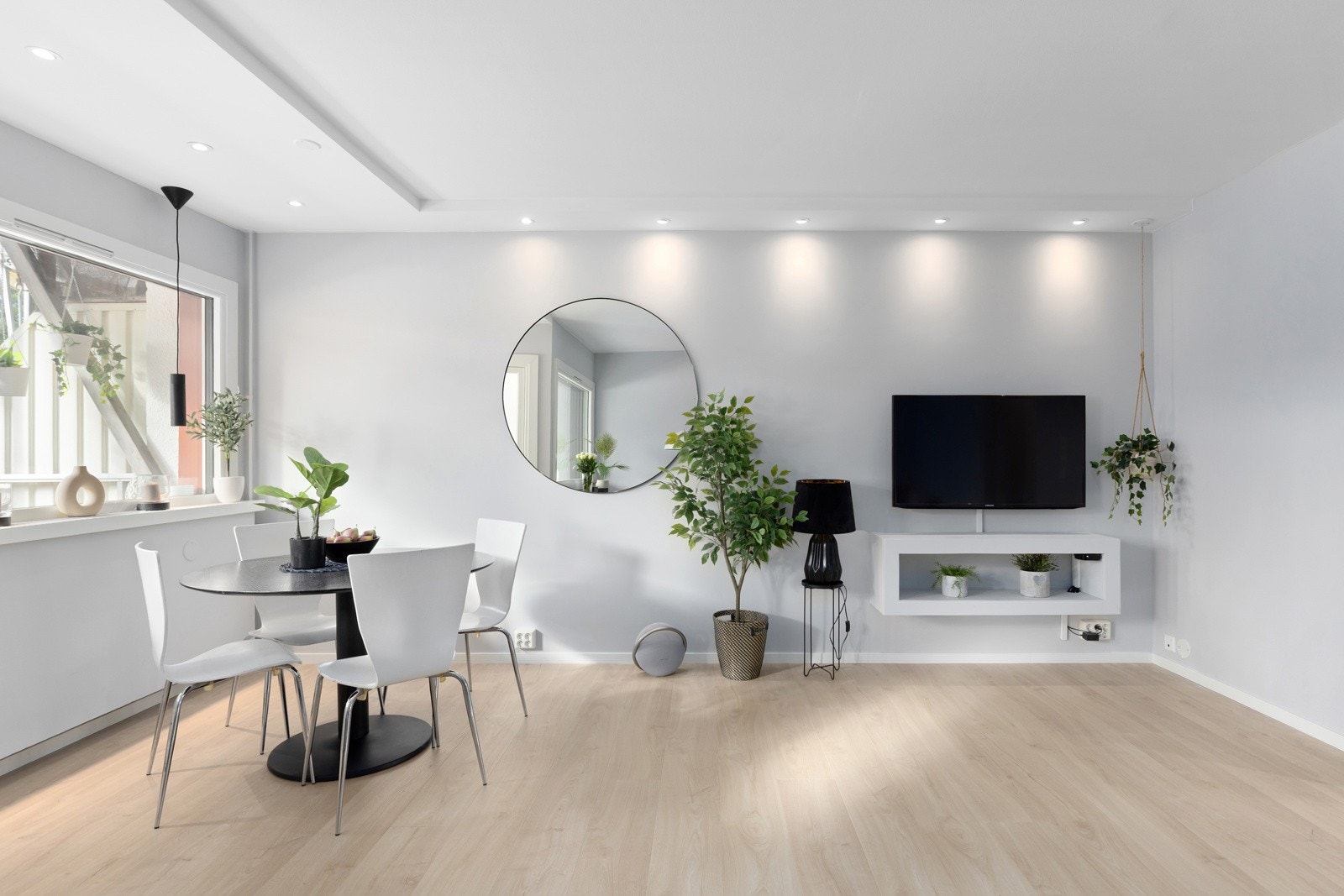 Leiligheten har en stor og luftig stue med store vindusflater som slipper inn rikelig med lys. Galleribilde