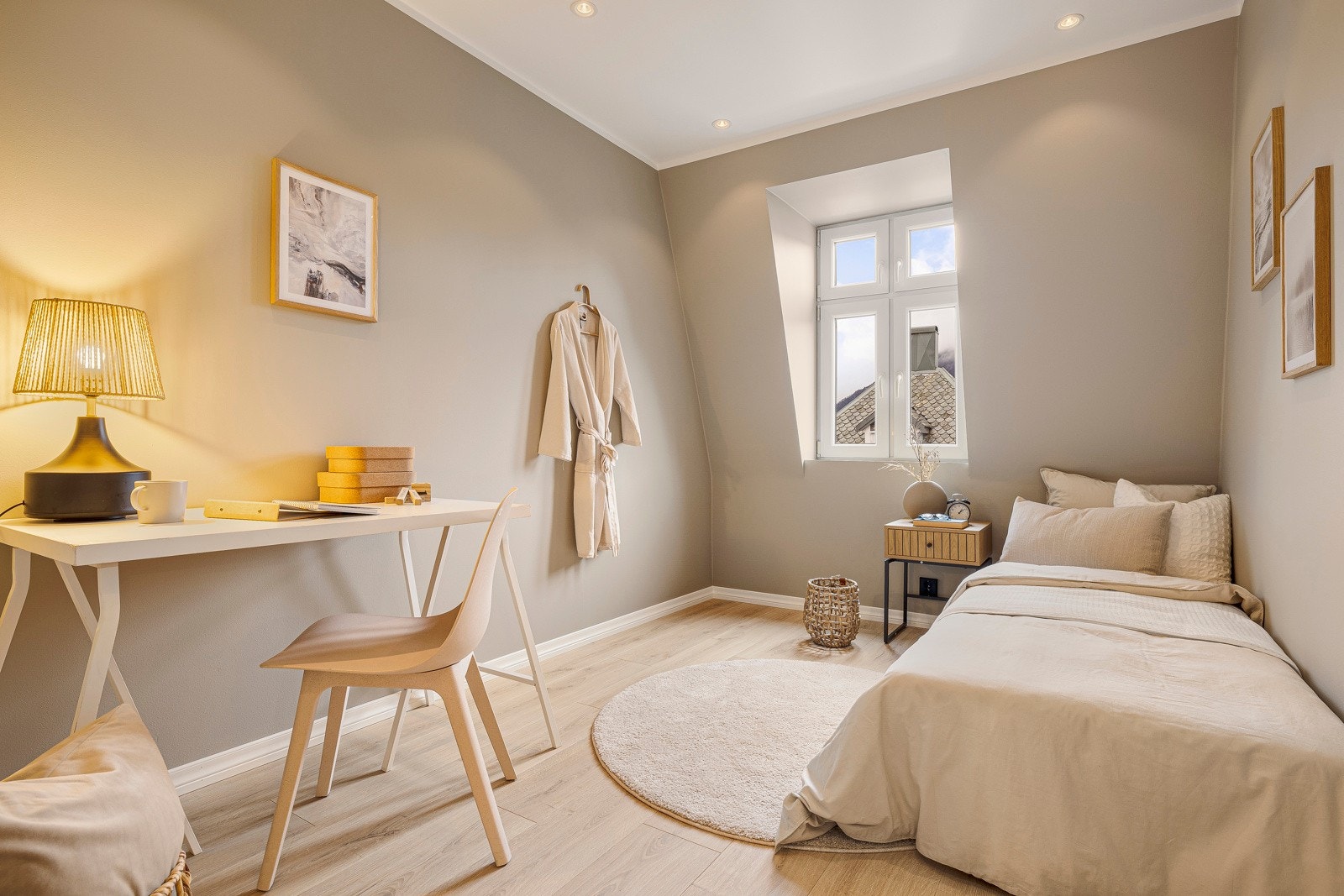 Dette soverommet måler ca. 8 kvm og har nytt gulv og nymalte vegger. Galleribilde