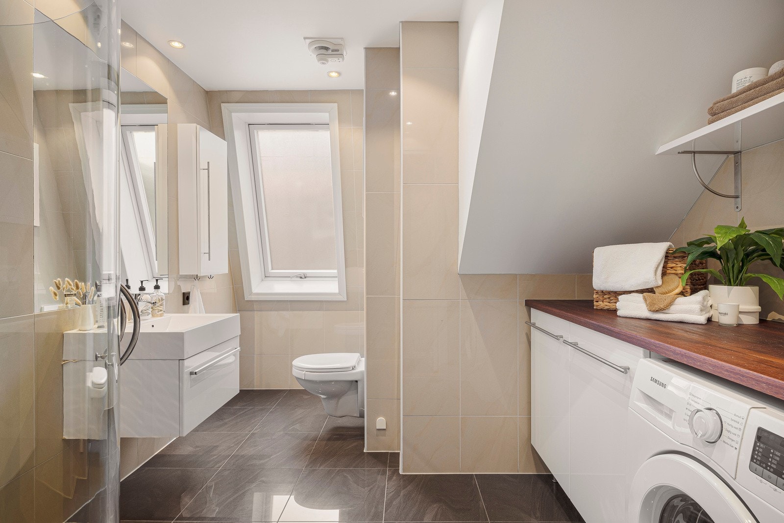 Badet fra 2010 er lekkert helfliset og måler hele 6,2 kvm. Galleribilde