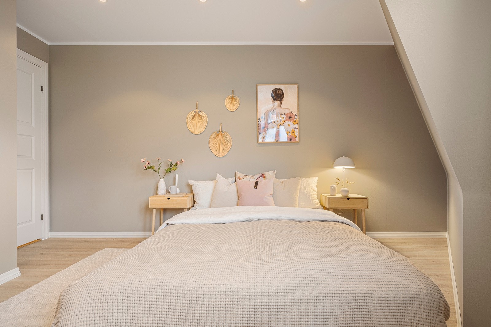 Her er det god plass til en stor dobbeltseng og nattbord. Galleribilde