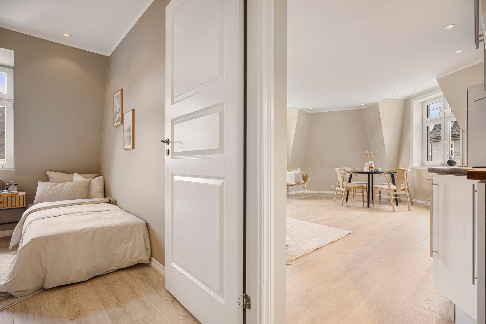 Fra gangen er det tilgang til ett av boligens to soverom. Galleribilde