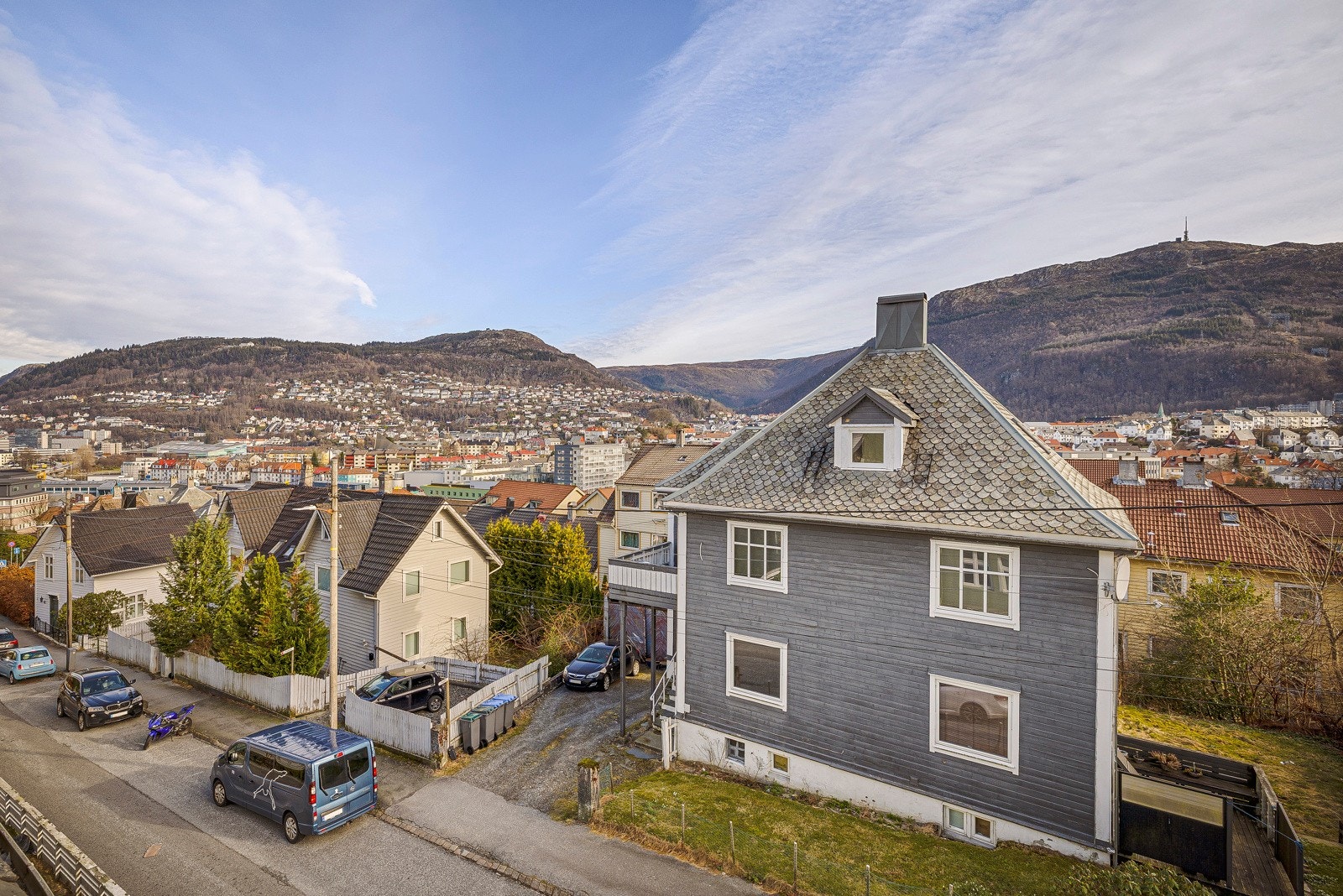 Flott utsikt mot Bergensdalen og Ulriken. Galleribilde