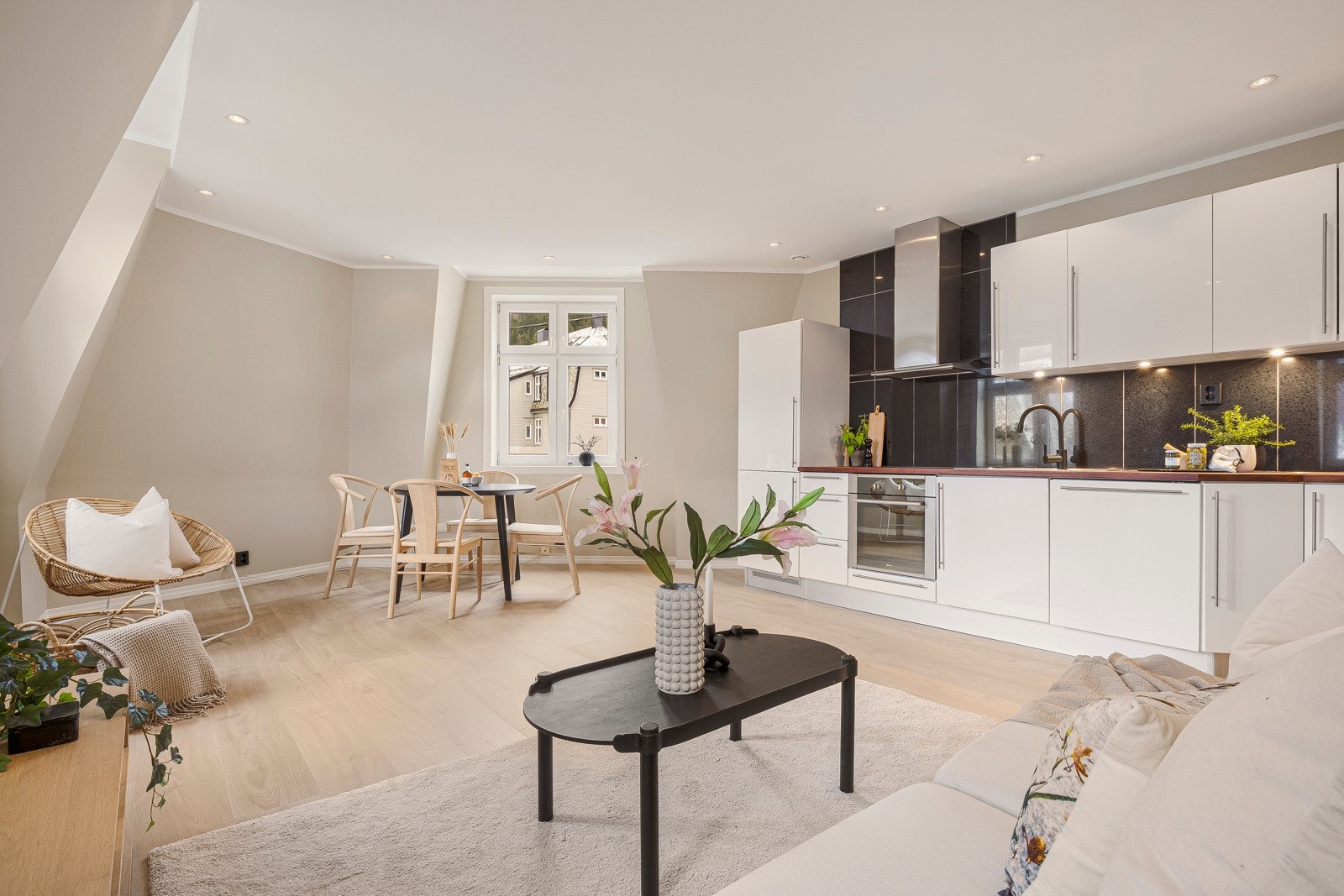 Romslig stue/kjøkken på 27 kvm. Galleribilde