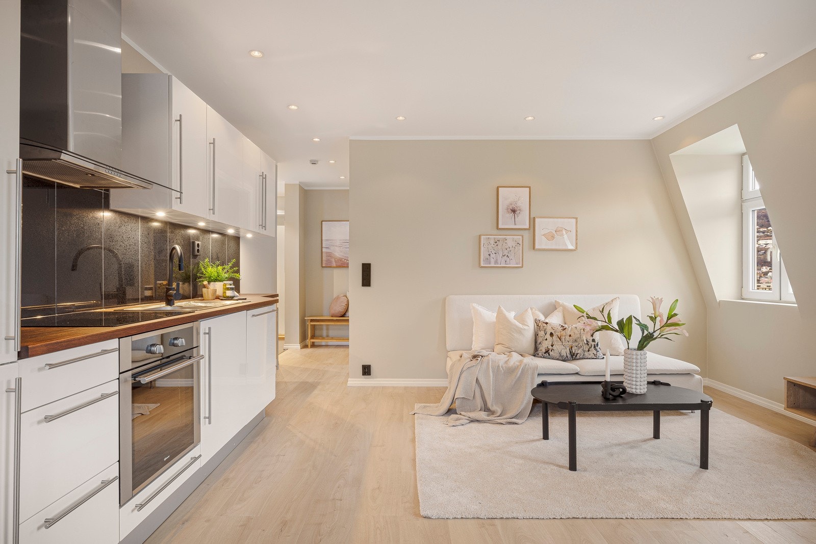 Kjøkkeninnredning fra 2010 med integrerte hvitevarer, slette fronter og benkeplate i tre med nedfelt Iask. Galleribilde