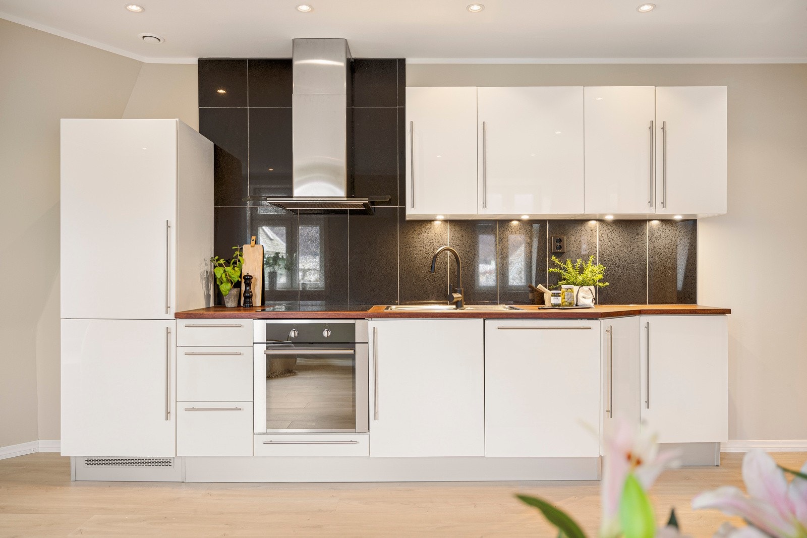 Åpen og sosial løsning til kjøkkenet. Galleribilde