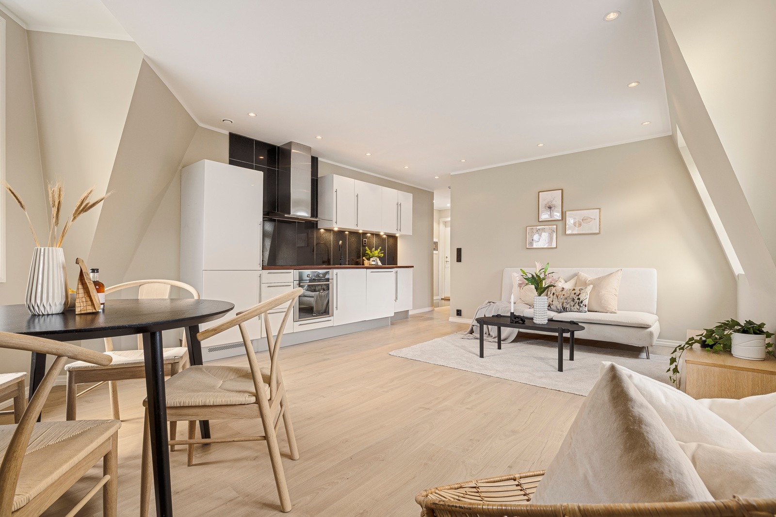 Den gode størrelsen gjør at man kan dele stuen opp i flere soner. Galleribilde