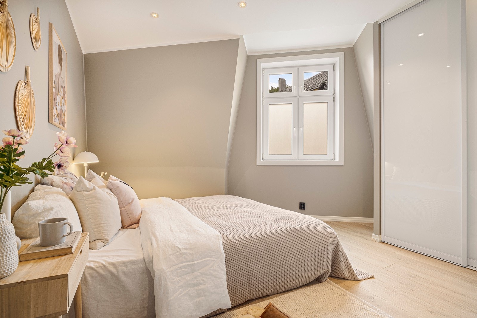 Leilighetens største soverom måler nesten ca. 12 kvm. Galleribilde