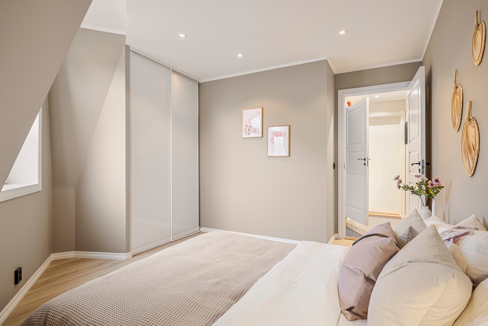 Rommet er utstyrt med en svært romslig skyvedørsgarderobe. Galleribilde