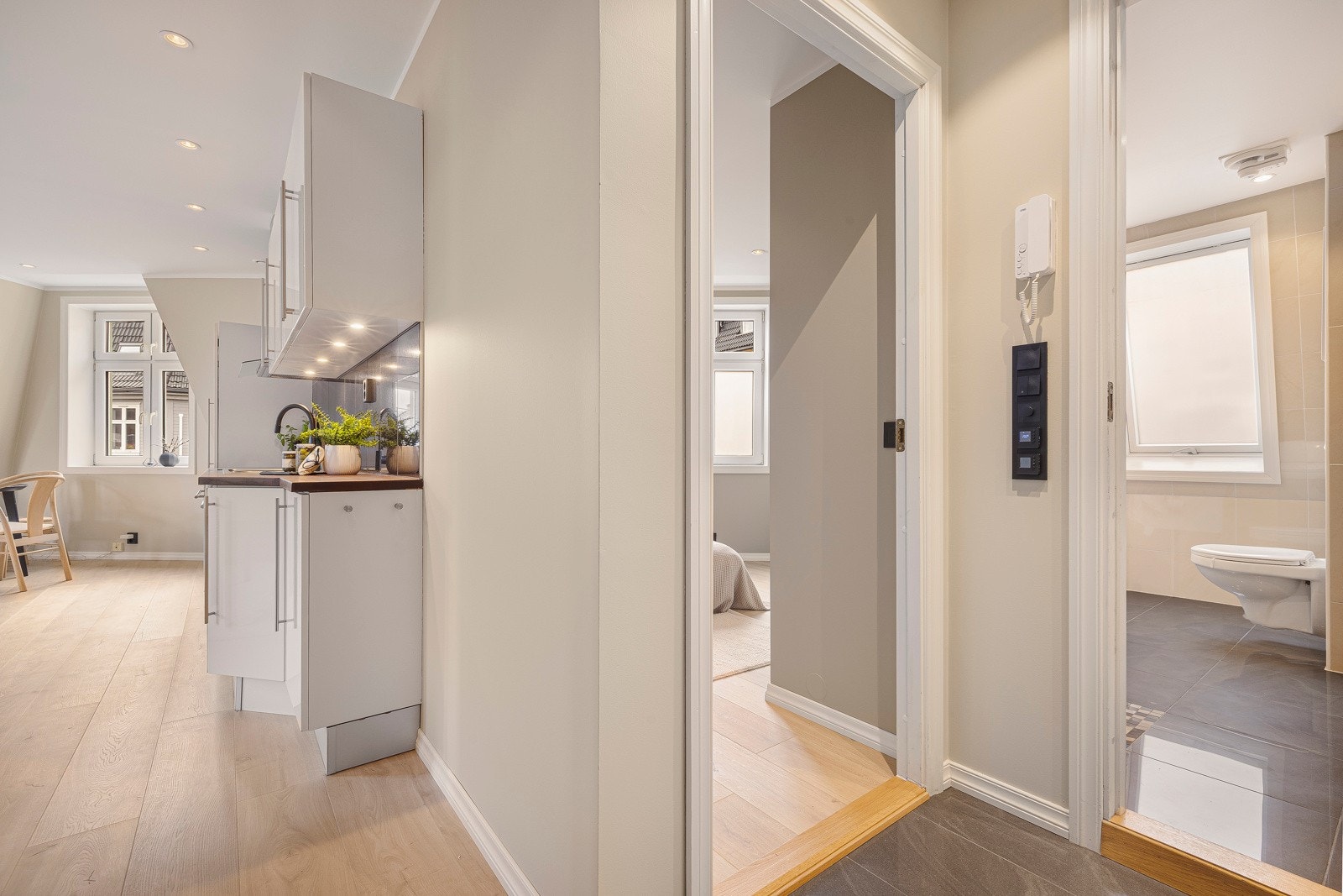 Vi ser videre mot leilighetens bad. Galleribilde