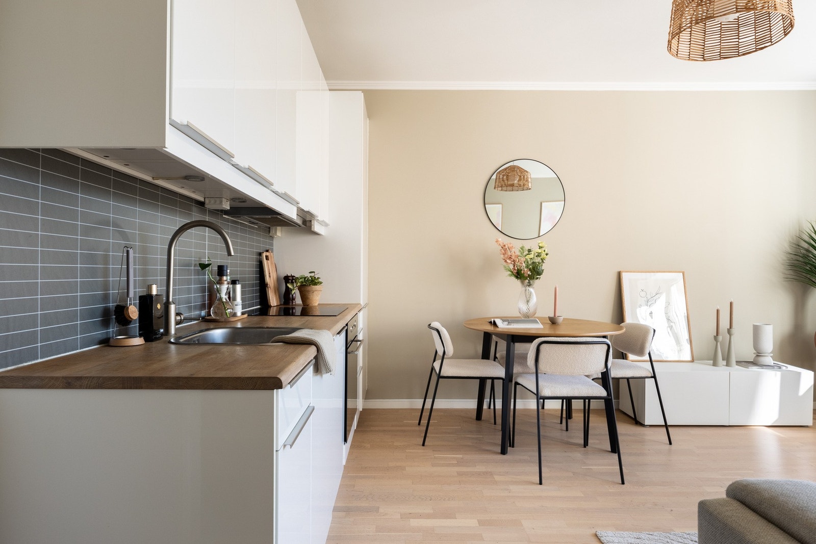 Det er naturlig plass til spisebord med rom for flere gjester. Galleribilde